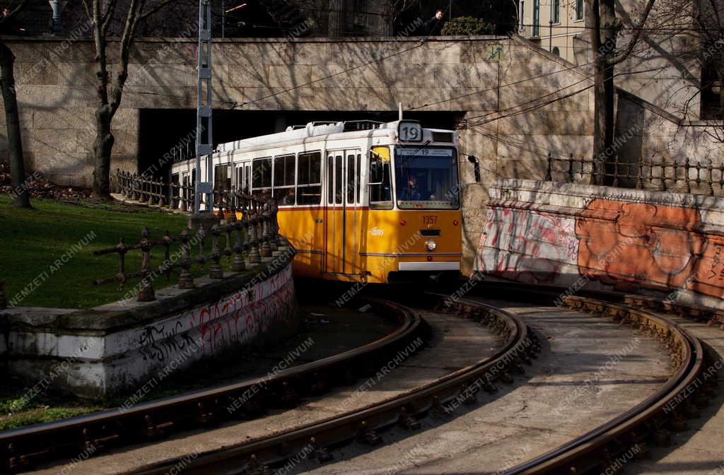 Közlekedés - Budapest - Aluljáró a Lánchíd alatt