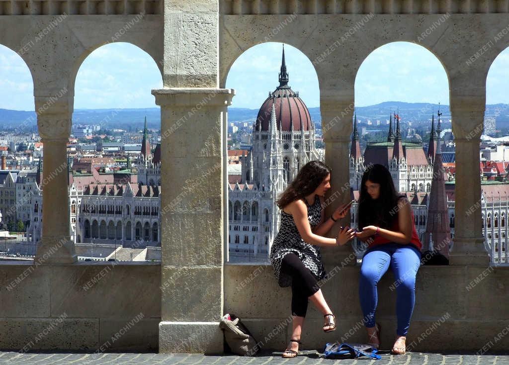 Világjárvány - Budapest - Külföldi turisták a Halászbástyán