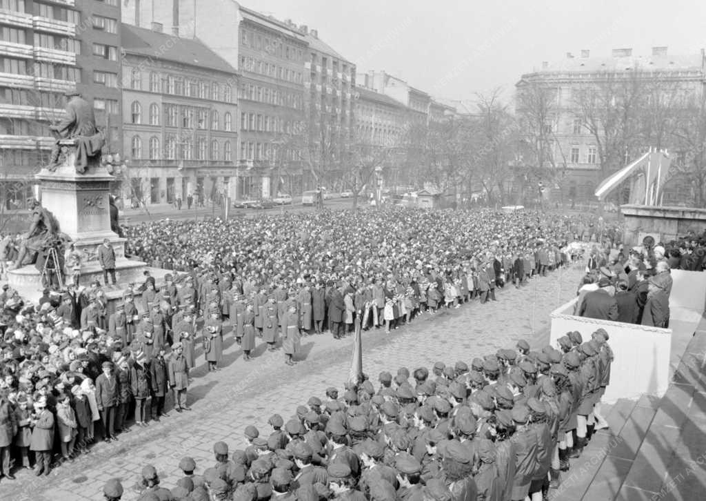 Belpolitika - Ifjúsági nagygyűlés a Nemzeti Múzeumnál