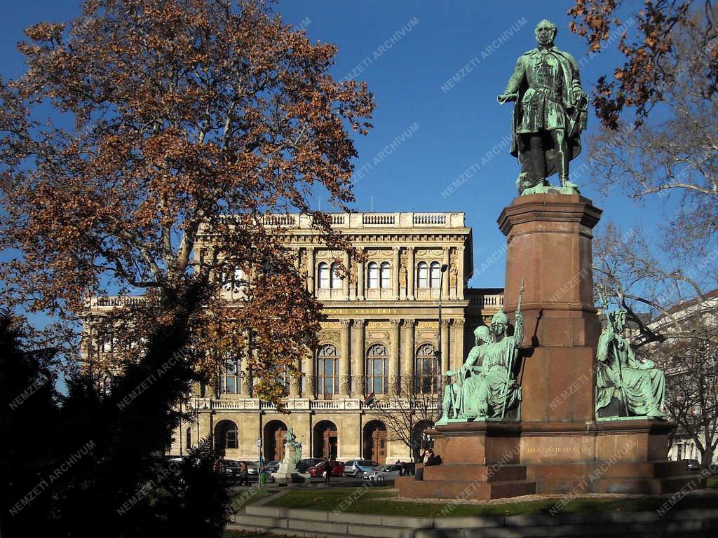 Köztéri szobor - Budapest - Széchenyi István szobra 