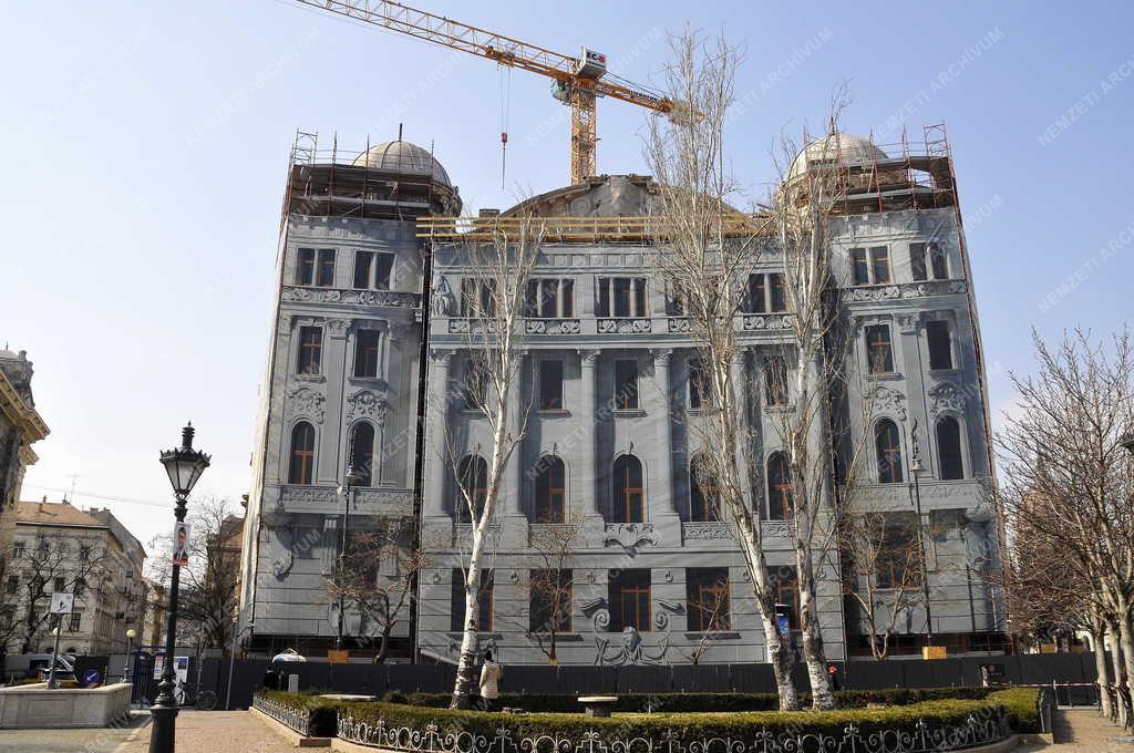 Városkép - Budapest - Megújul a Szabadság téri Adria-palota