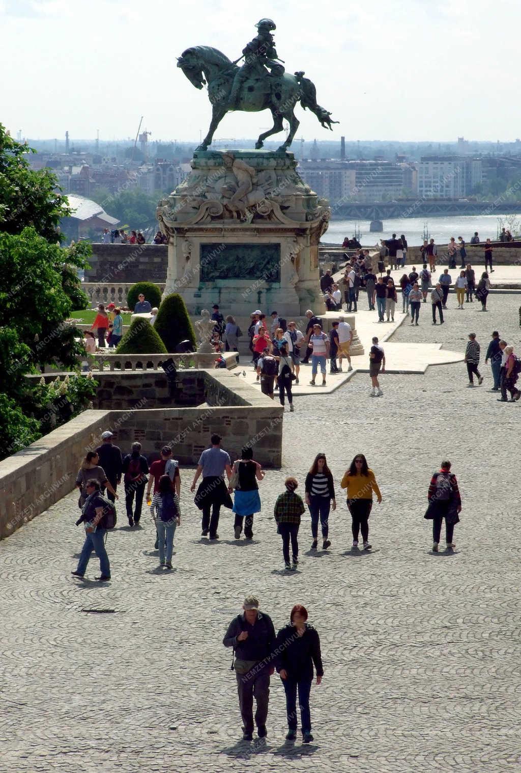 Városkép - Budapest - Turisták a budai Várban