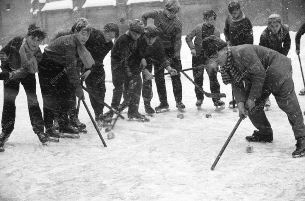 Oktatás - Sport - Téli tornaóra a Fazekas Mihály Gyakorló Általános Iskola és Gimnázium udvarán