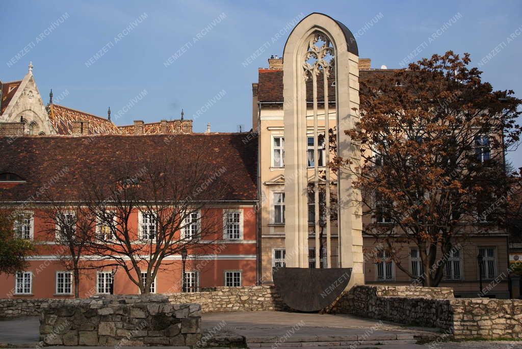 Műalkotás - Budapest - A koronázási palást domborműve