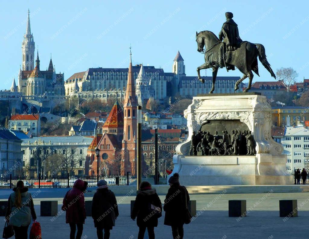 Idegenforgalom - Budapest - Turisták a Kossuth téren