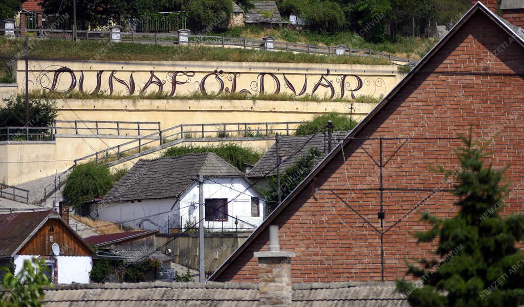 Városkép - Dunaföldvár - Városnév a domboldalon
