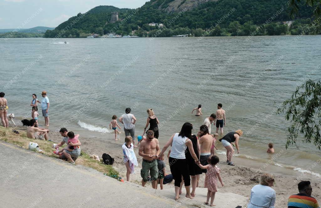 Szabadidő - Nagymarosi szabadstrand a Dunán