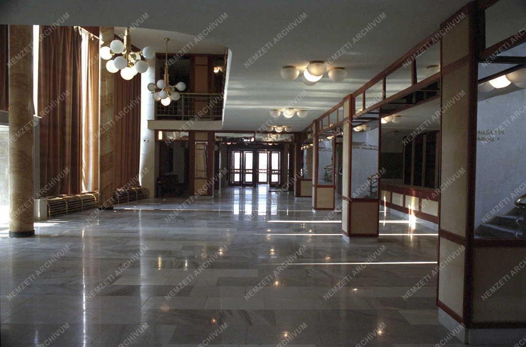 Rekonstrukció - A felújított József Attila Színház