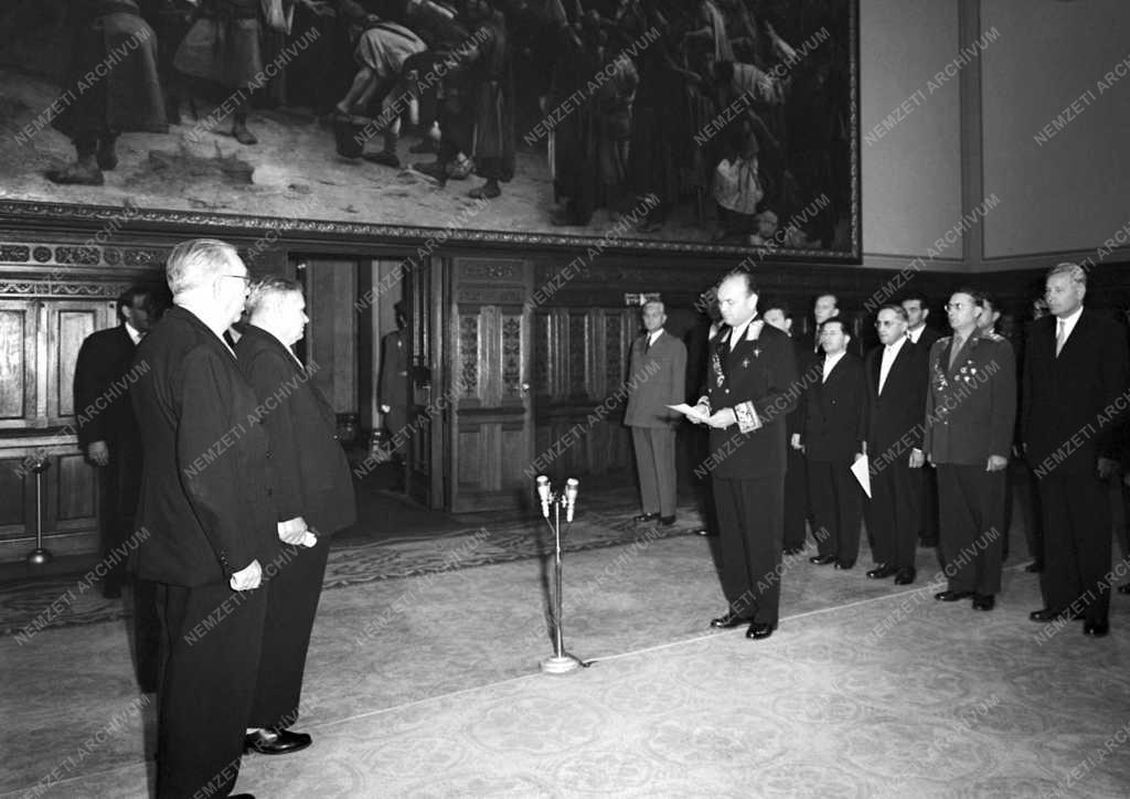 Külkapcsolat - Átadta megbízólevelét a Szovjetunió új magyarországi nagykövete