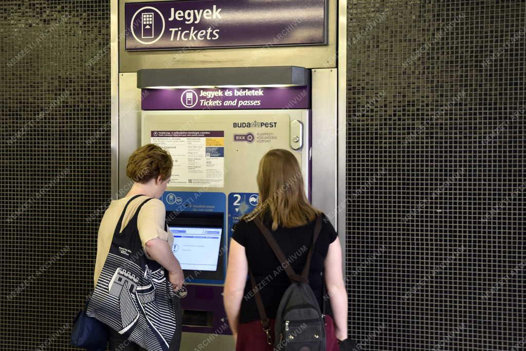 Közlekedés - Budapest - BKK menetjegykiadó automata