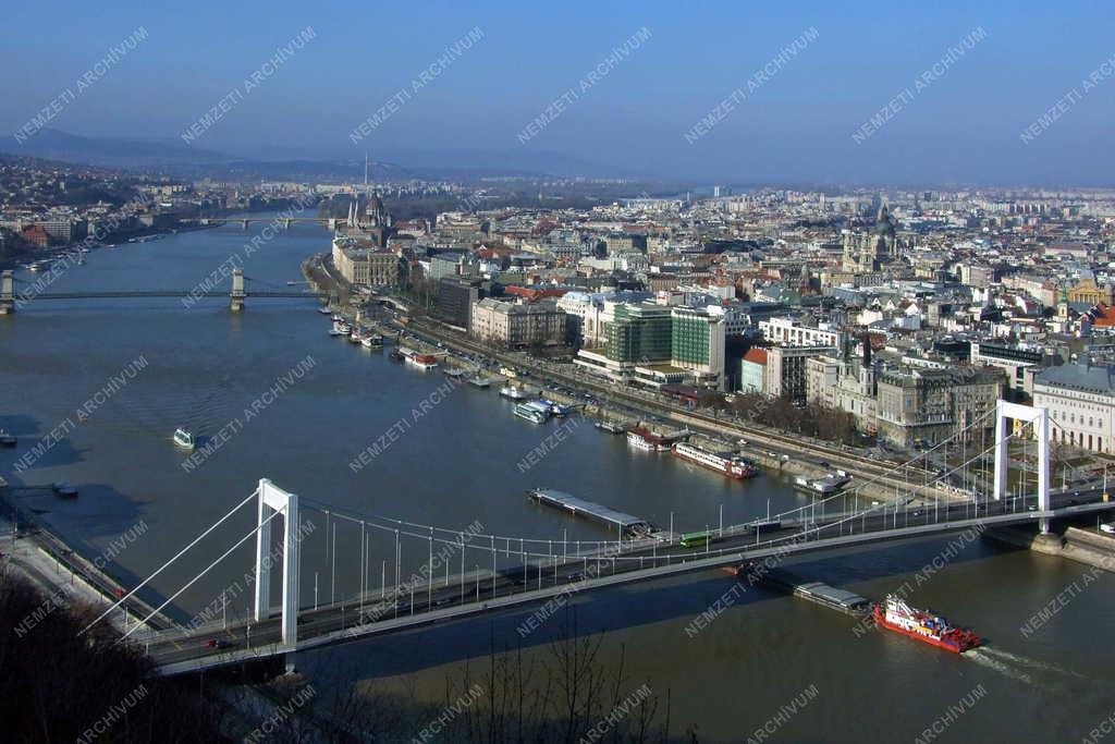 Városkép - Budapest  -  Vízi teherszállítás a Dunán