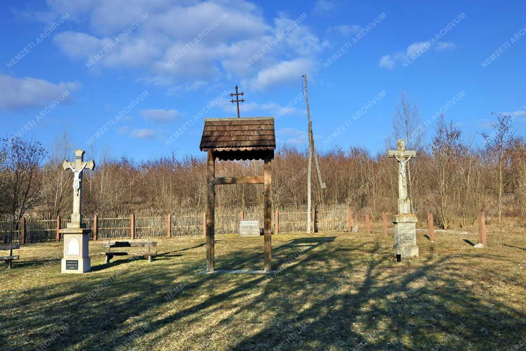 Bányászat - Kultúra - Emlékpark az egykor a bauxit bányászat miatt megszűnt Iharkúton