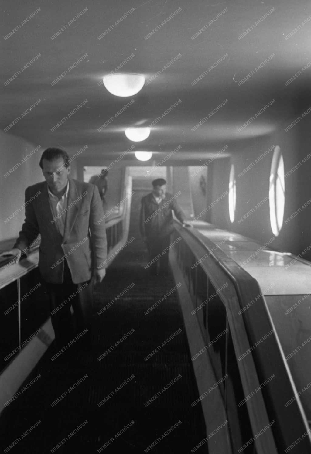 Közlekedés - A földalatti vasút mozgólépcsője