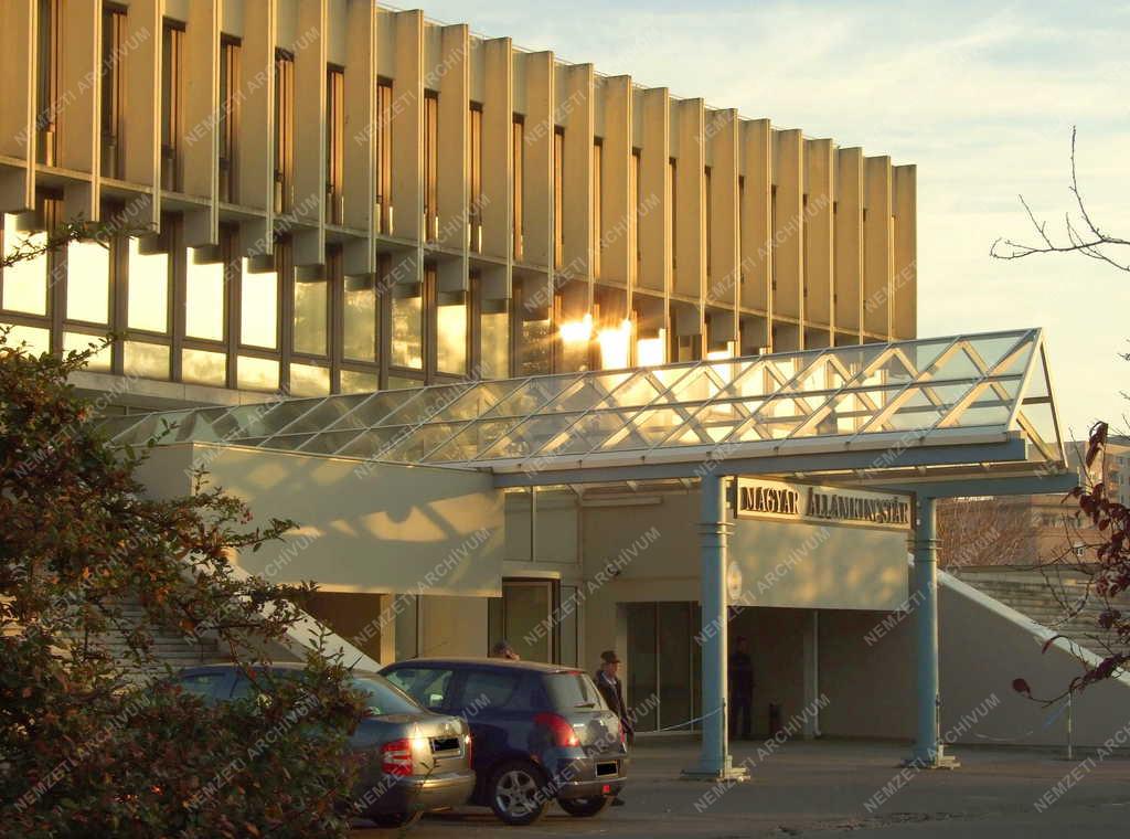 Közintézmény - Pénzintézet