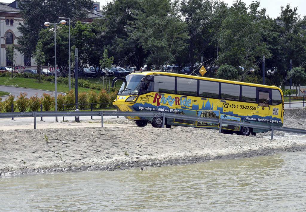 Közlekedés - Budapest - Kétéltű városnéző autóbusz