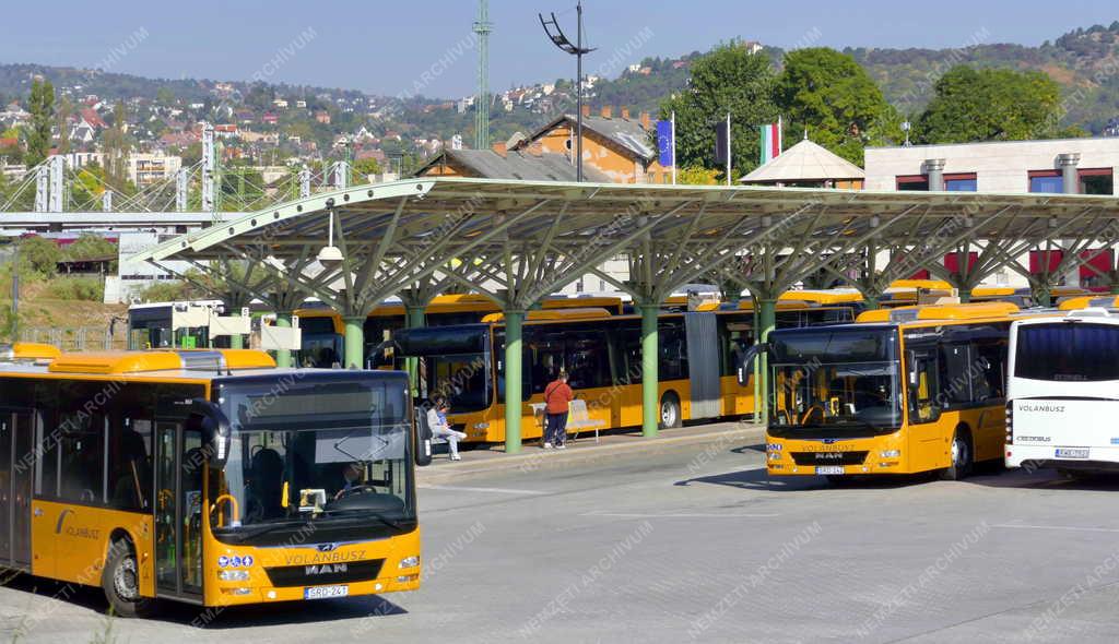 Közlekedés - Budapest - MÁV-Volán-csoport járművei a kelenföldi autóbusz-állomáson