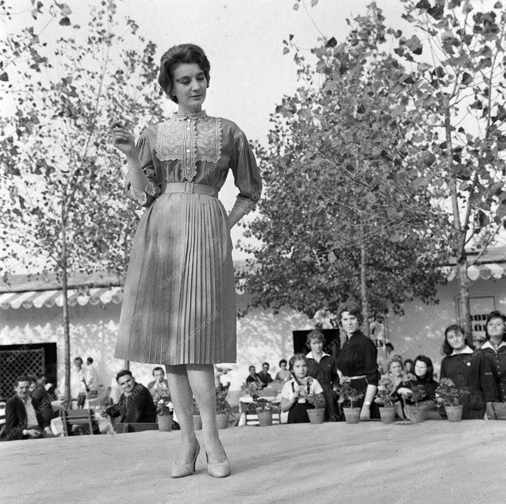 A szerző válogatása - Népművészeti ruhabemutató