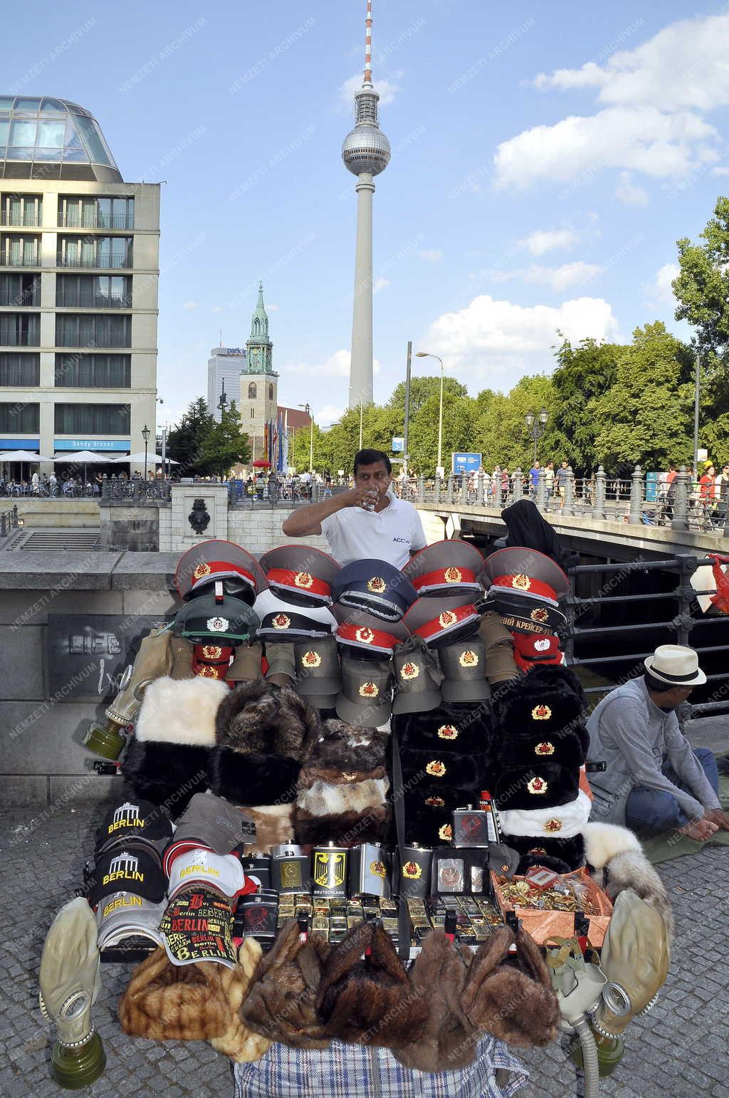 Életkép - Berlin - Utcai árus 