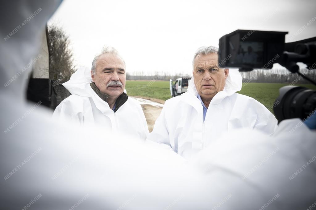 A száj-és körömfájásjárvány megfékezésével kapcsolatos munkát ellenőrizte Orbán Viktor Kisbajcson