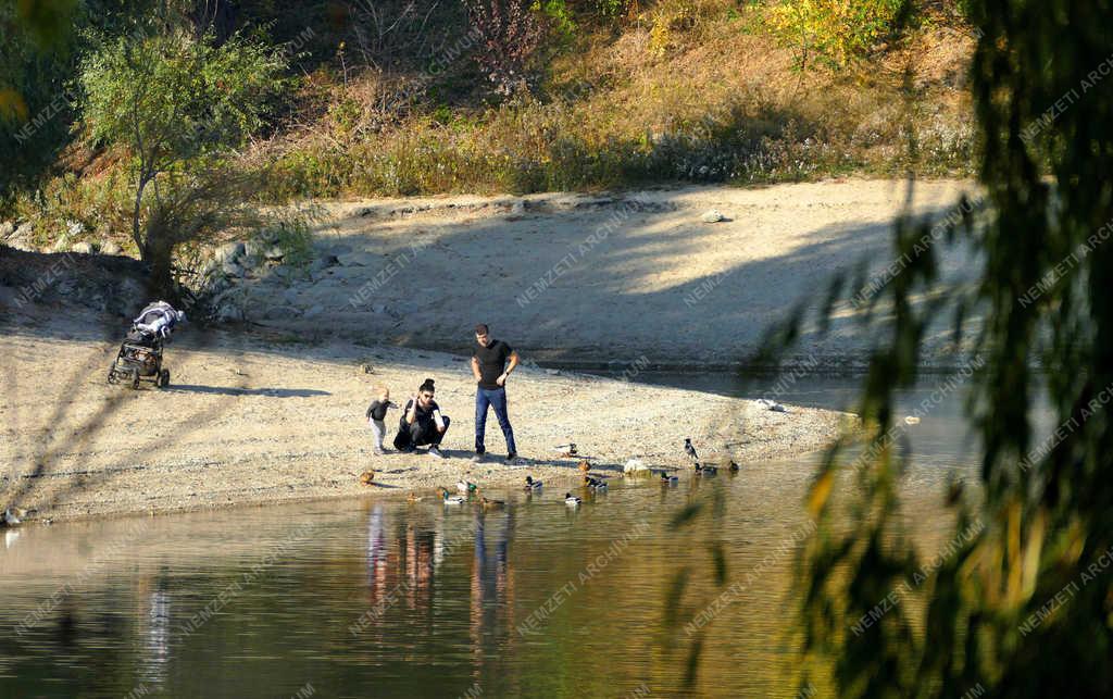 Szabadidő - Budapest - Pihenő fővárosiak a Duna-parton