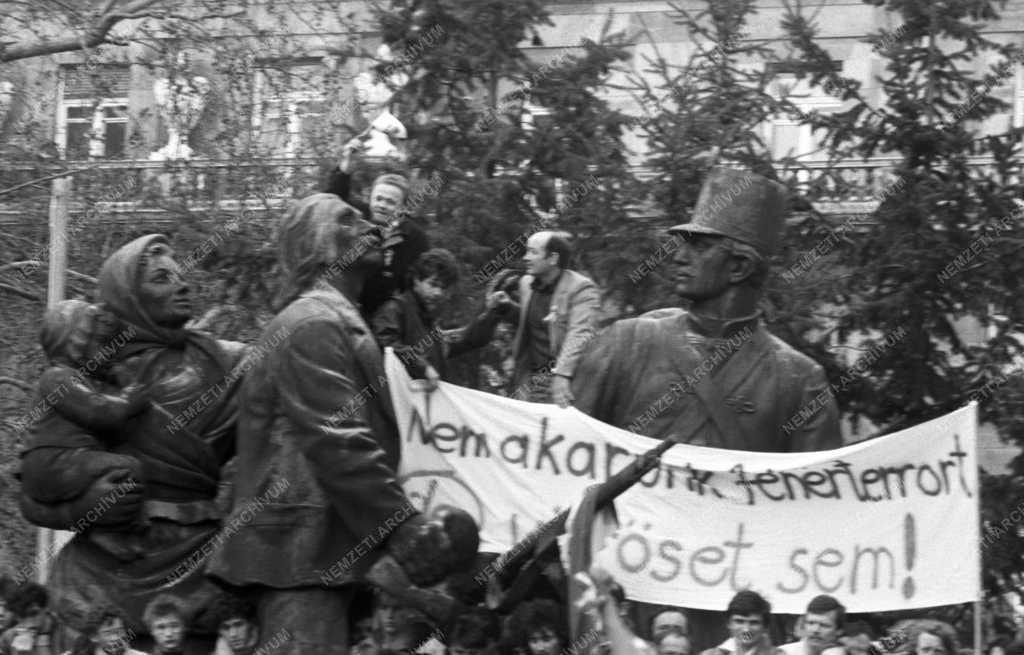 Ünnep - Március 15. - Demonstráció