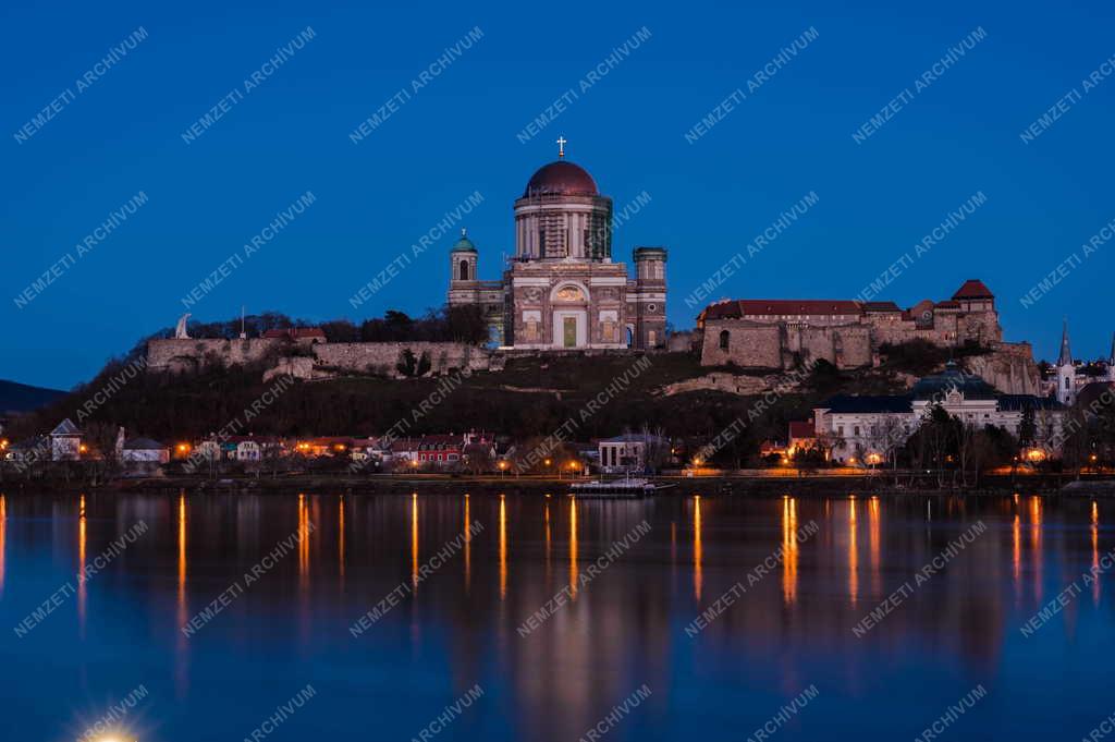 Városkép - Egyház - Esztergomi Bazilika esti felvételen