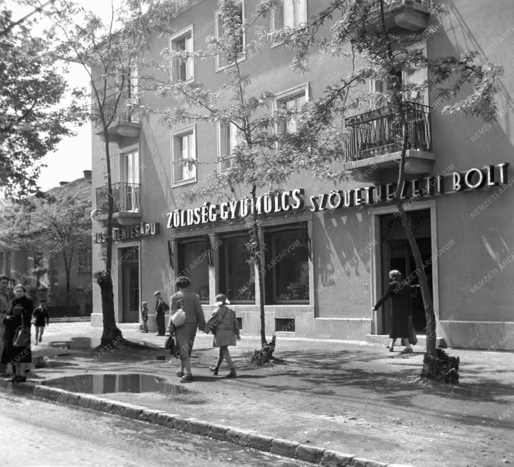 Gazdaság - A Thököly úti zöldség-gyümölcsbolt külső képe