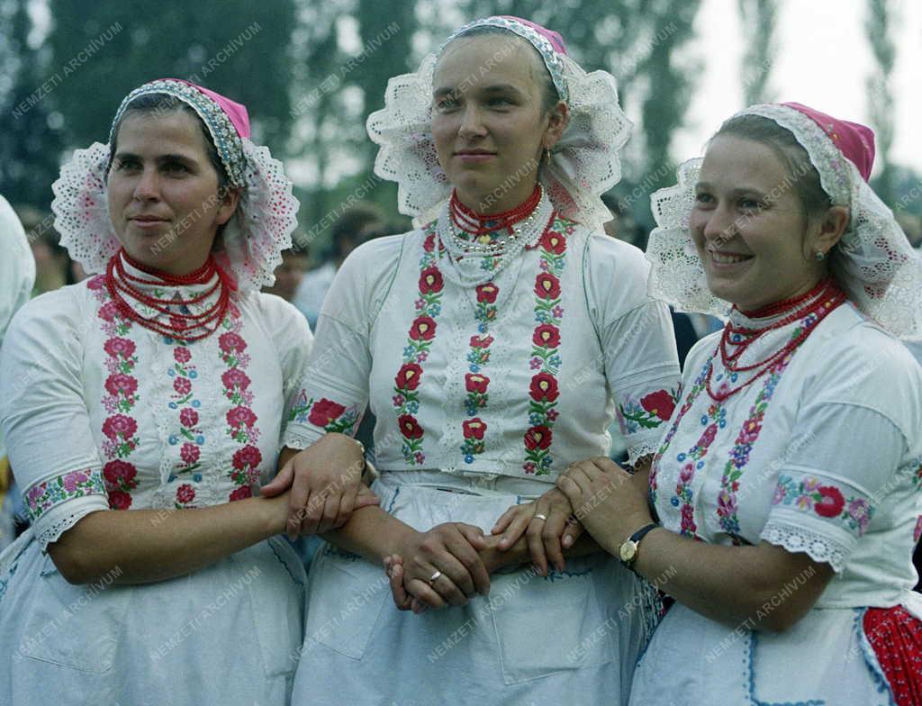 Kultúra - Népművészet - Legéndi asszonyok