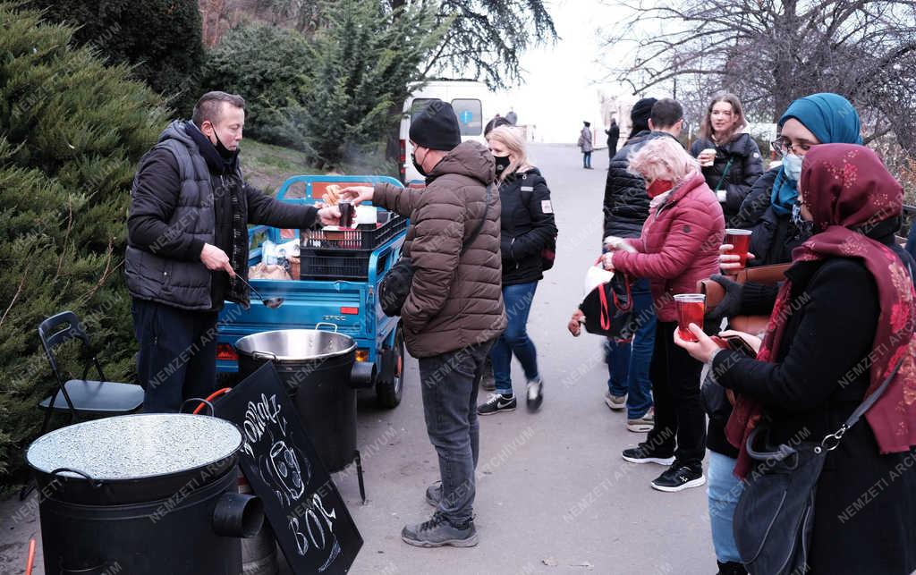 Városkép - Budapest - Melegedő turisták a Gellért-hegyen