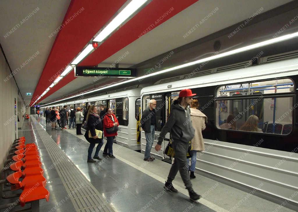 Közlekedés - Budapest - A hármas metró egyik felújított á