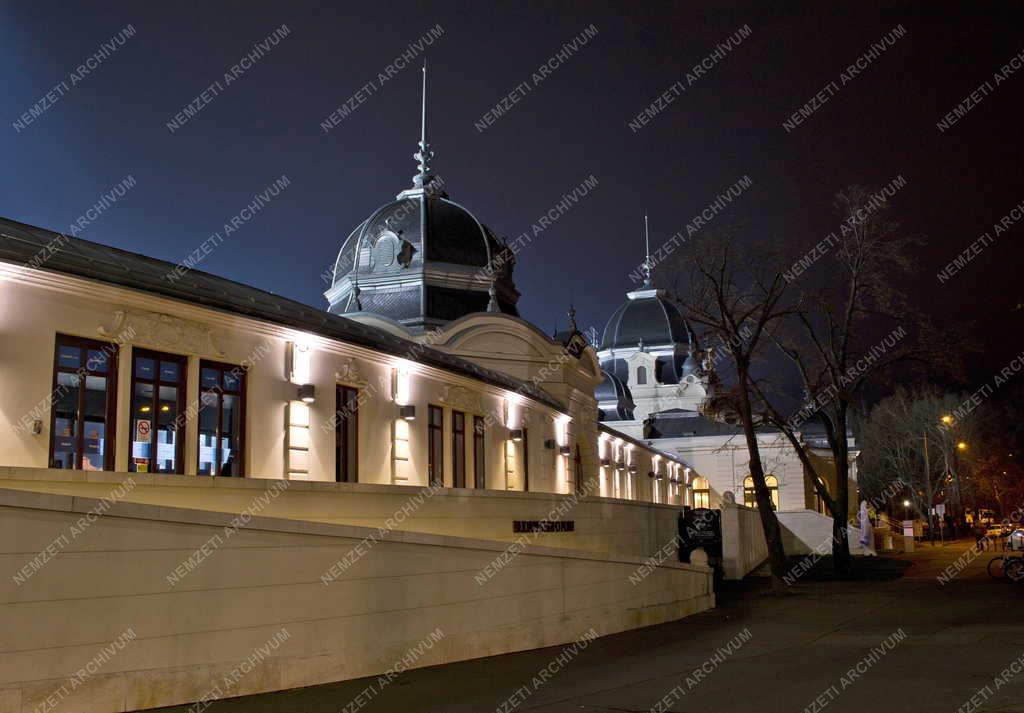 Épület - Budapest - A Műjégpálya épülete esti kivilágításban