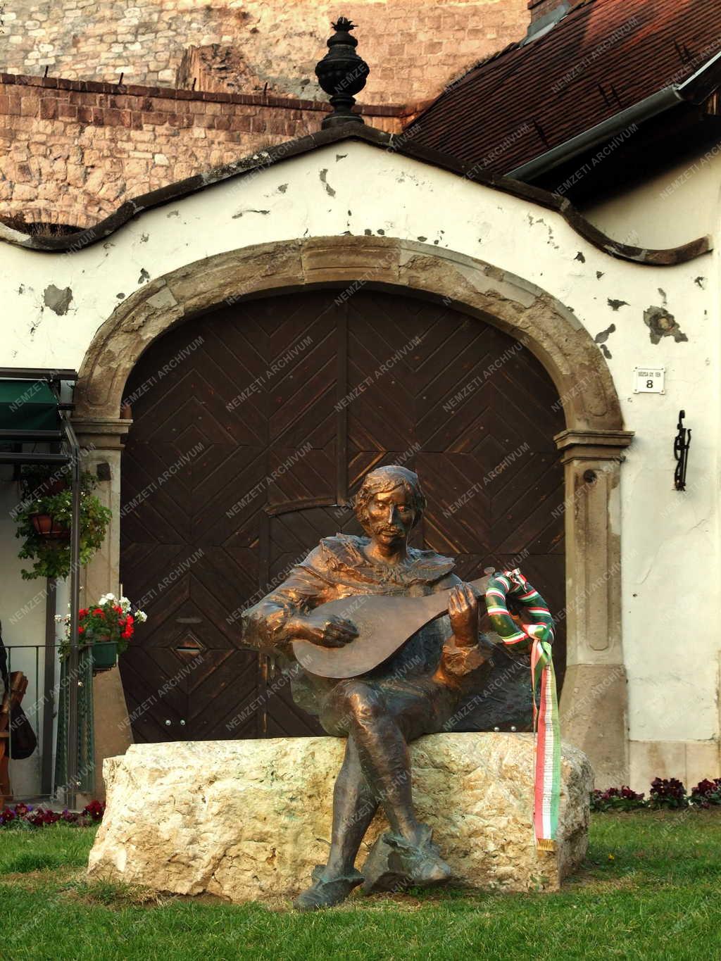 Eger - Műalkotás - Tinódi Lantos Sebestyén szobra