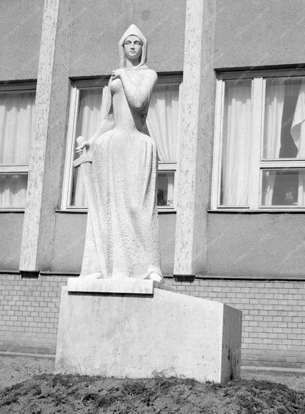Városkép - Nyíregyháza - Zrínyi Ilona szobra a Zrínyi Ilona Gimnázium előtt