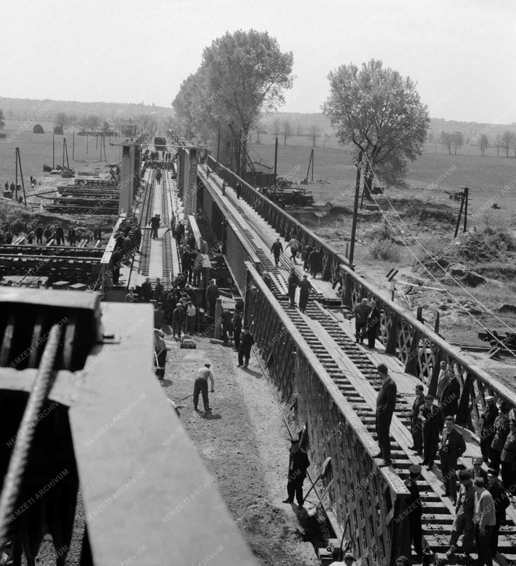 Építőipar - Vasúti közlekedés - Új vasúti híd a Rábán