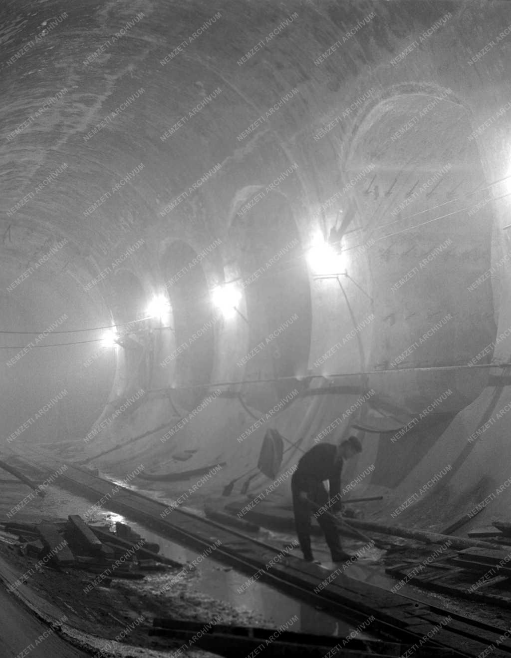 Közlekedés  - Épül a földalatti vasút - Kelet-nyugati metró