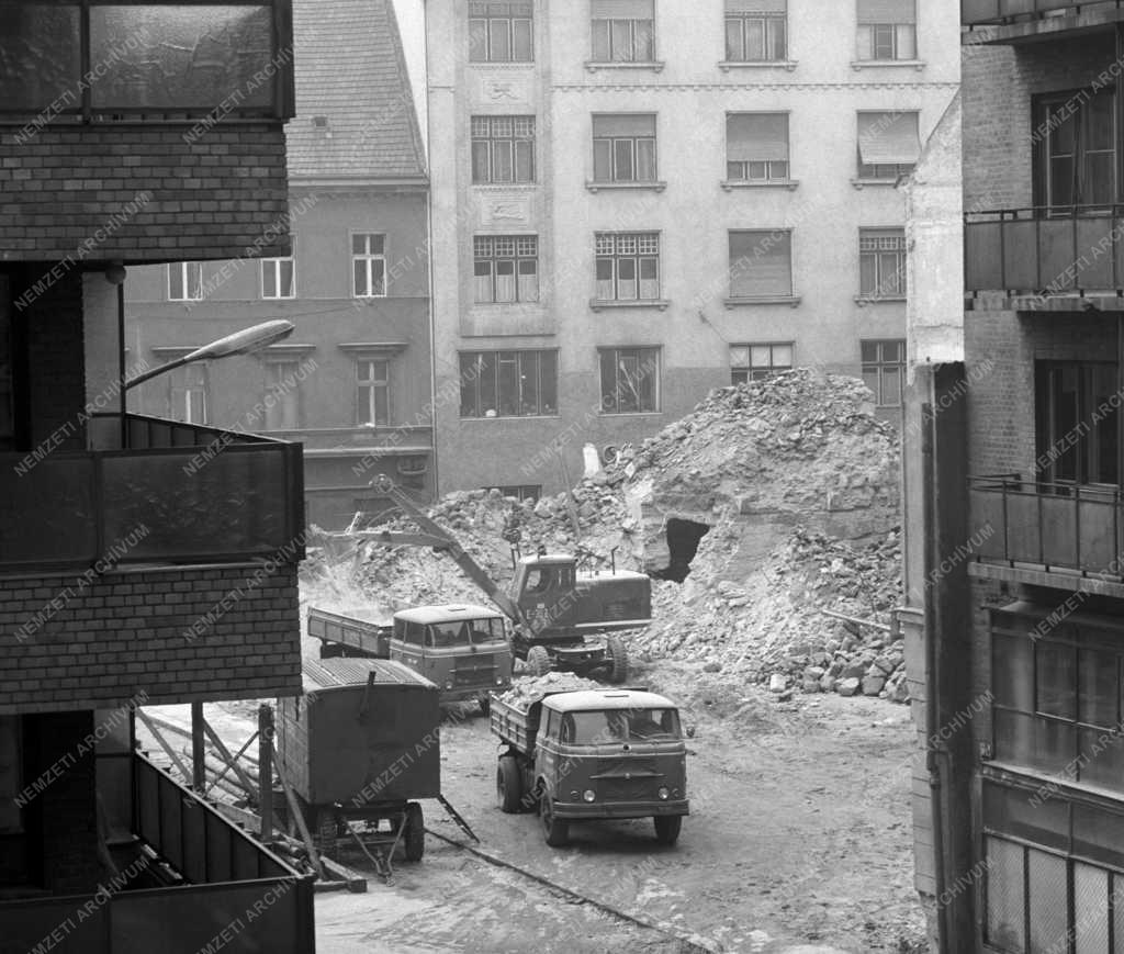 Építőipar - A Walthier-bérház bontása a belvárosban