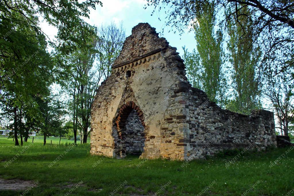 Egyházi épület - Aszófő - Kövesdi templomrom
