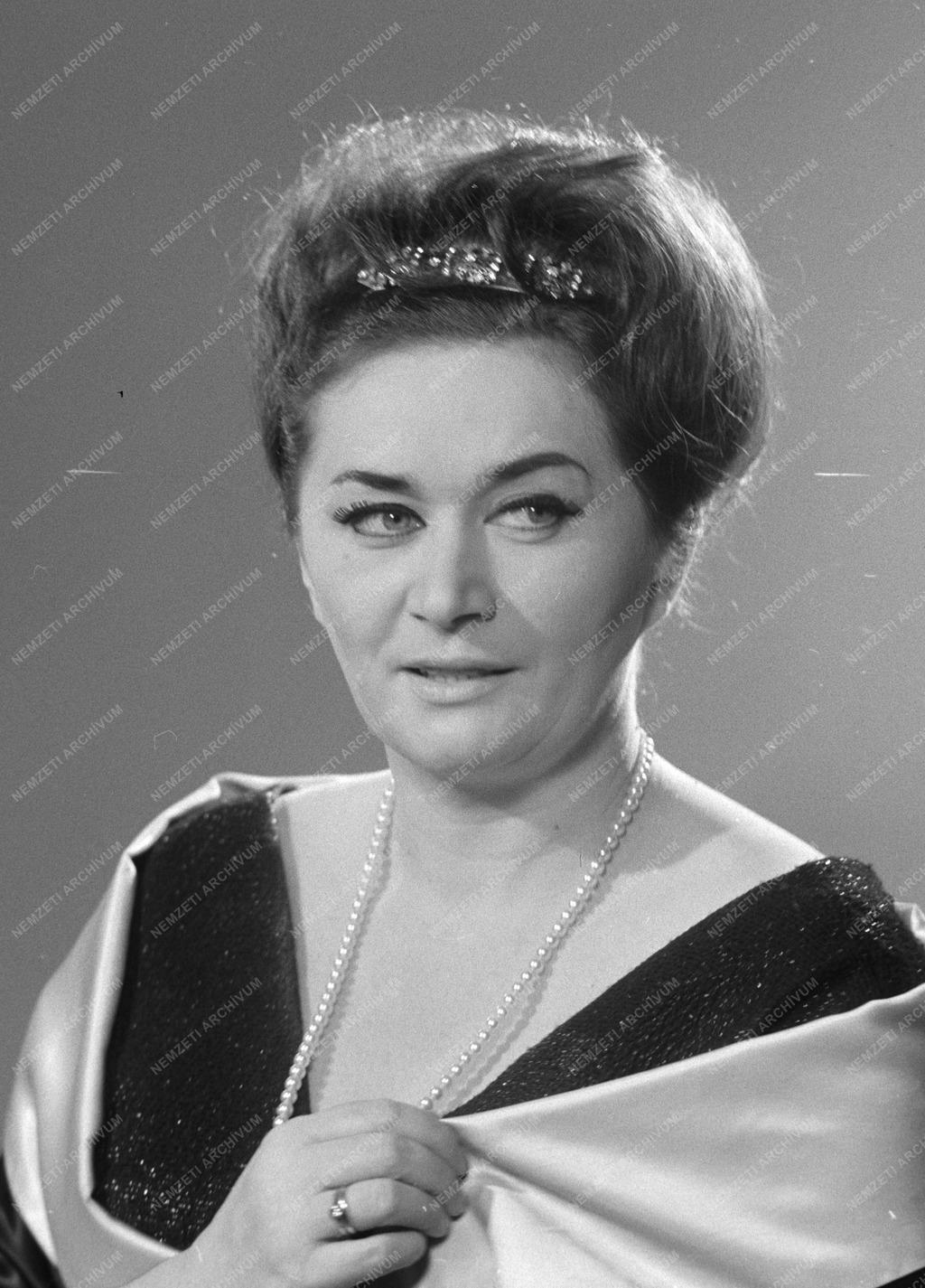 Kultúra - Moldován Stefánia  operaénekesnő