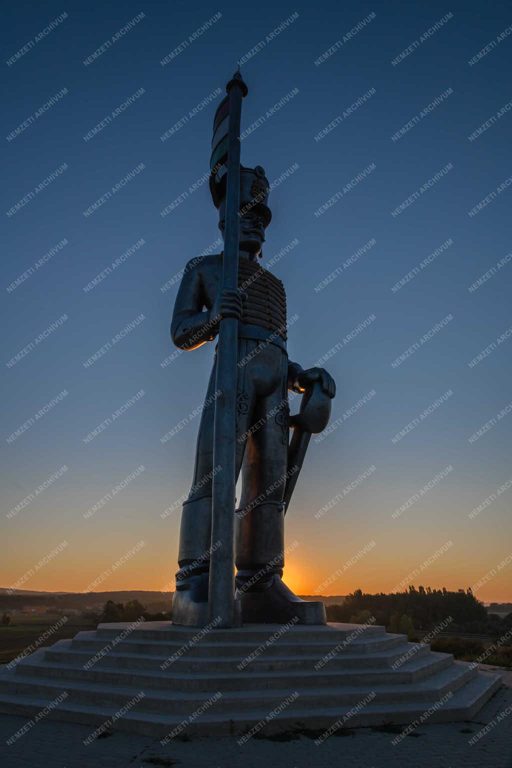 Köztéri szobor - Pákozd - Miska huszár