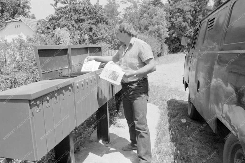 Életkép - A postás kézbesít a tanyaközpontban