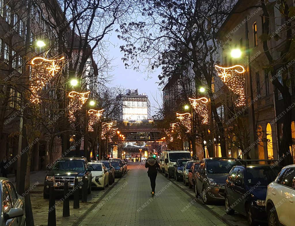 Városkép - Budapest - Kecskeméti utca díszkivilágításban