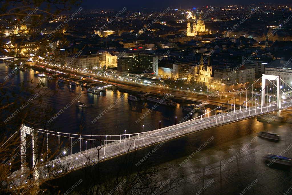 Budapest - A kivilágított Erzsébet híd