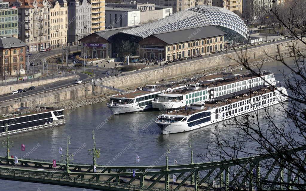Idegenforgalom - Turistákat szállító külföldi hotelhajók újra a Duna folyón Budapestnél