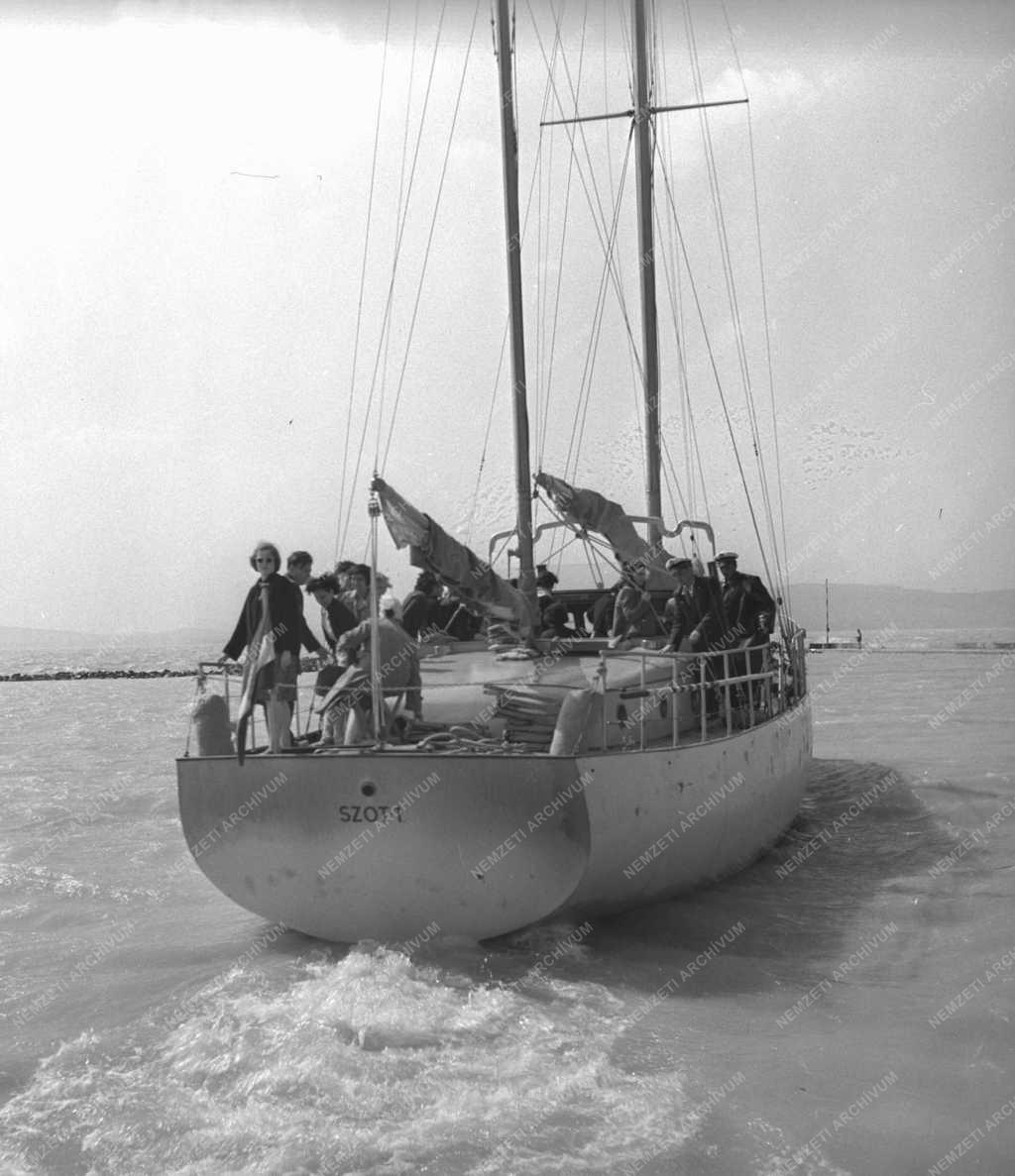 Szabadidő - Balatonlelle - SZOT sétahajó