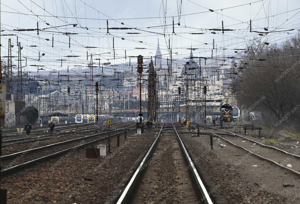 Közlekedés - Nyugati pályaudvar - Elektromos felsővezetékek