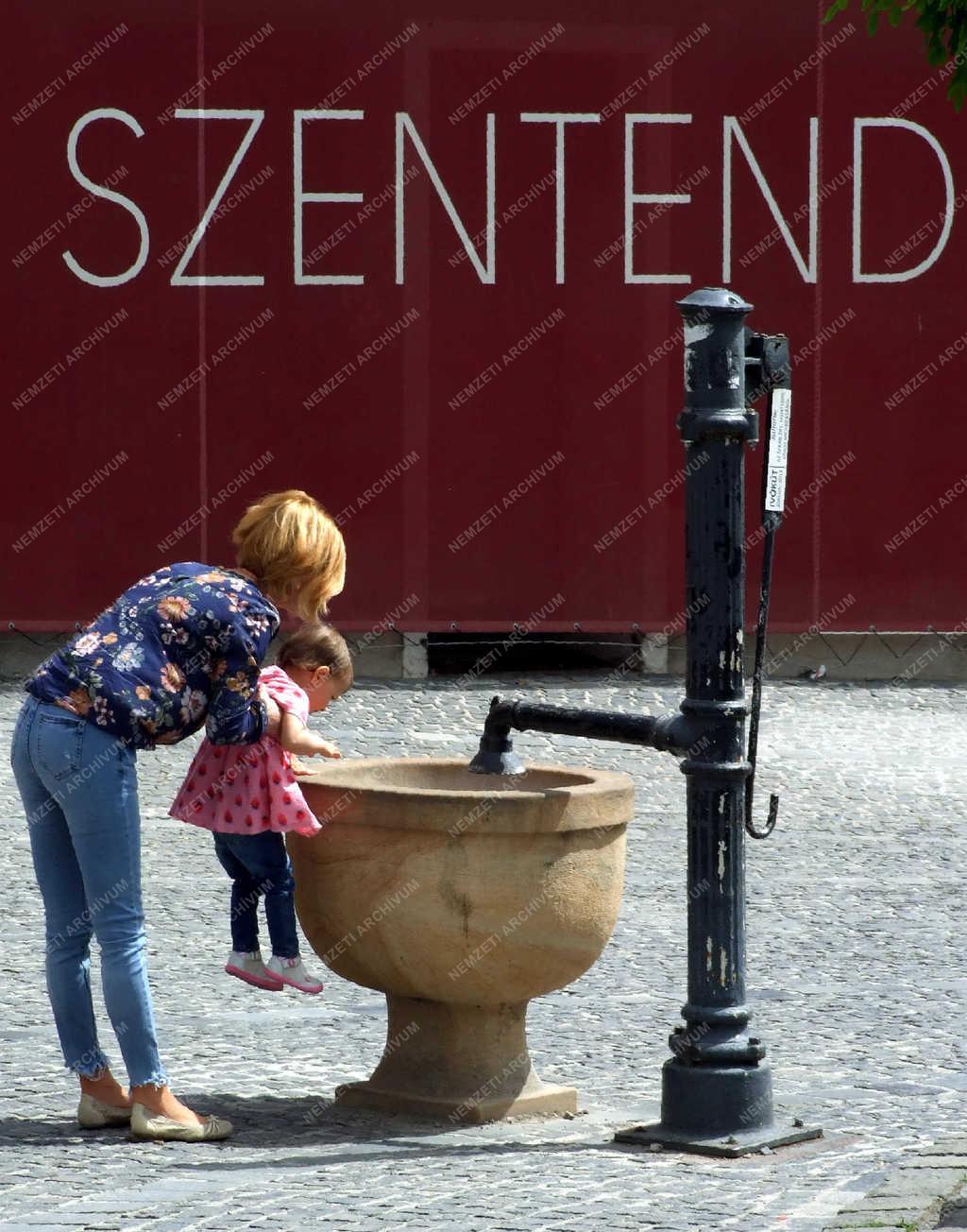 Életkép - Szentendre - Turisták a Fő téren