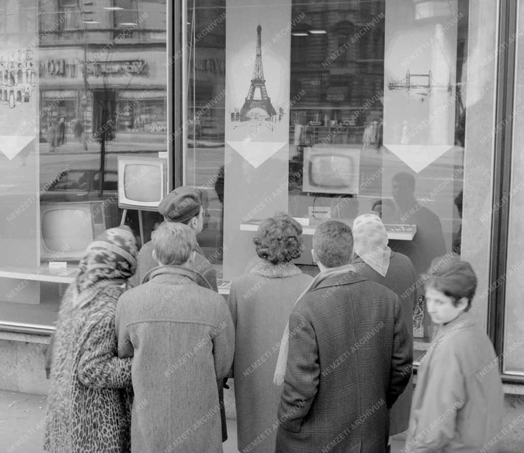 Kereskedelem - Sajtó - Televíziós közvetítés a Voszhod–2 űrhajósainak fogadásáról 