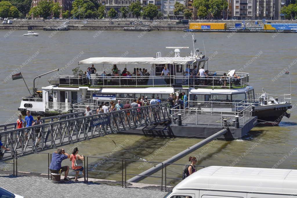 Közlekedés - Budapest - A BKK utaszállító kishajója 