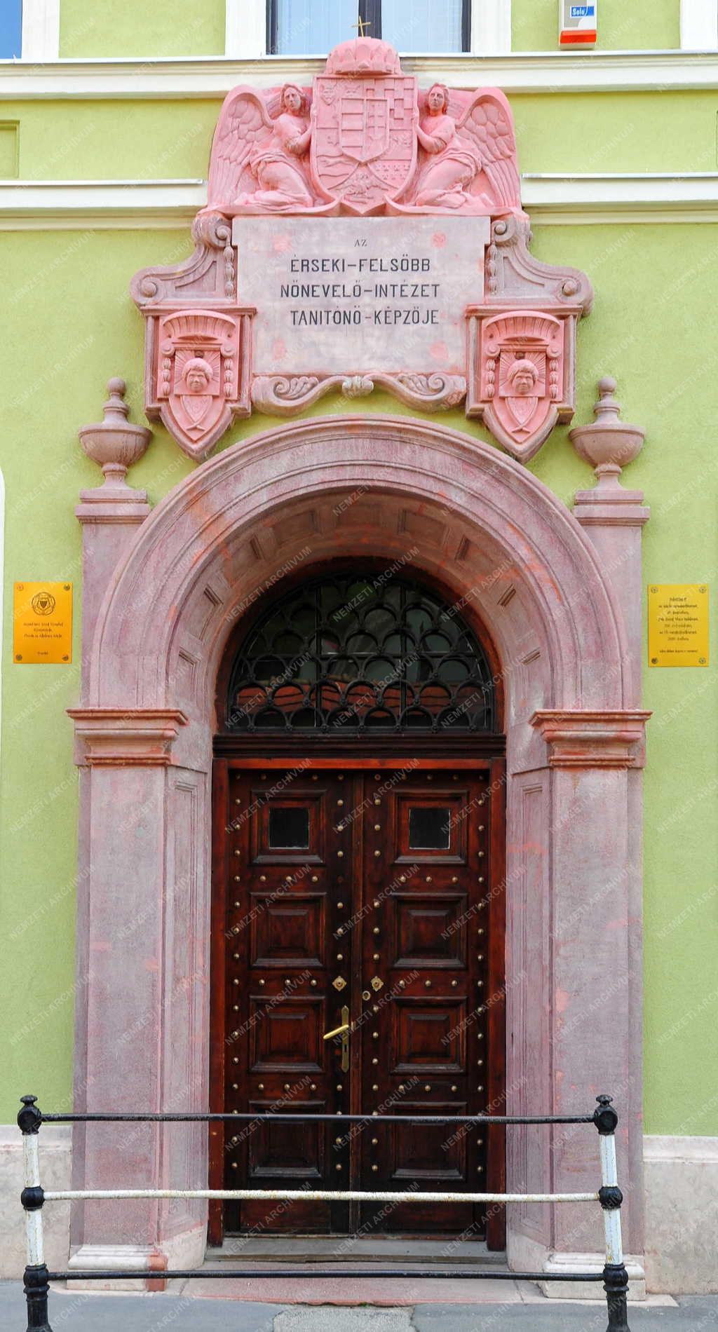 Esztergom - Iskola - Bejárat