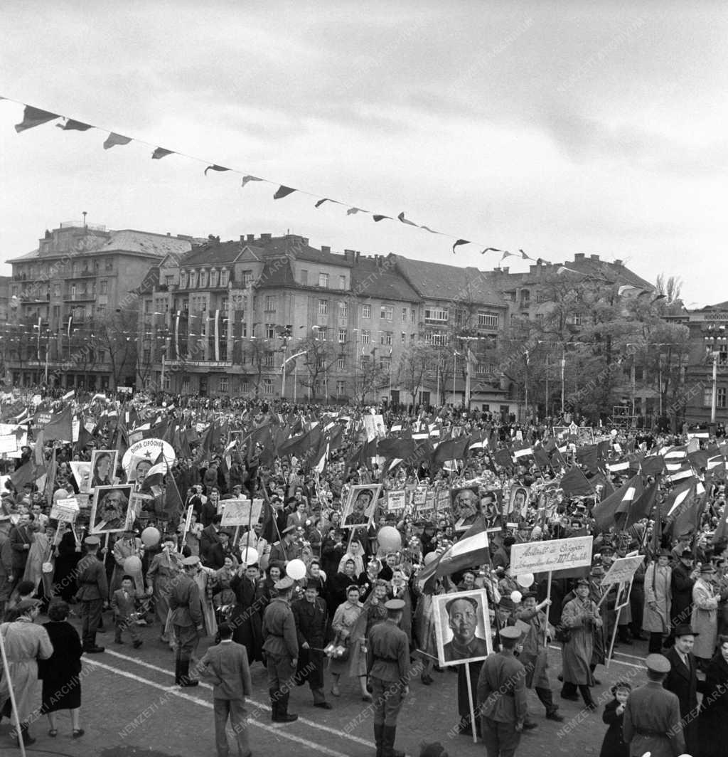 Ünnep - Május elsejei felvonulás Budapesten